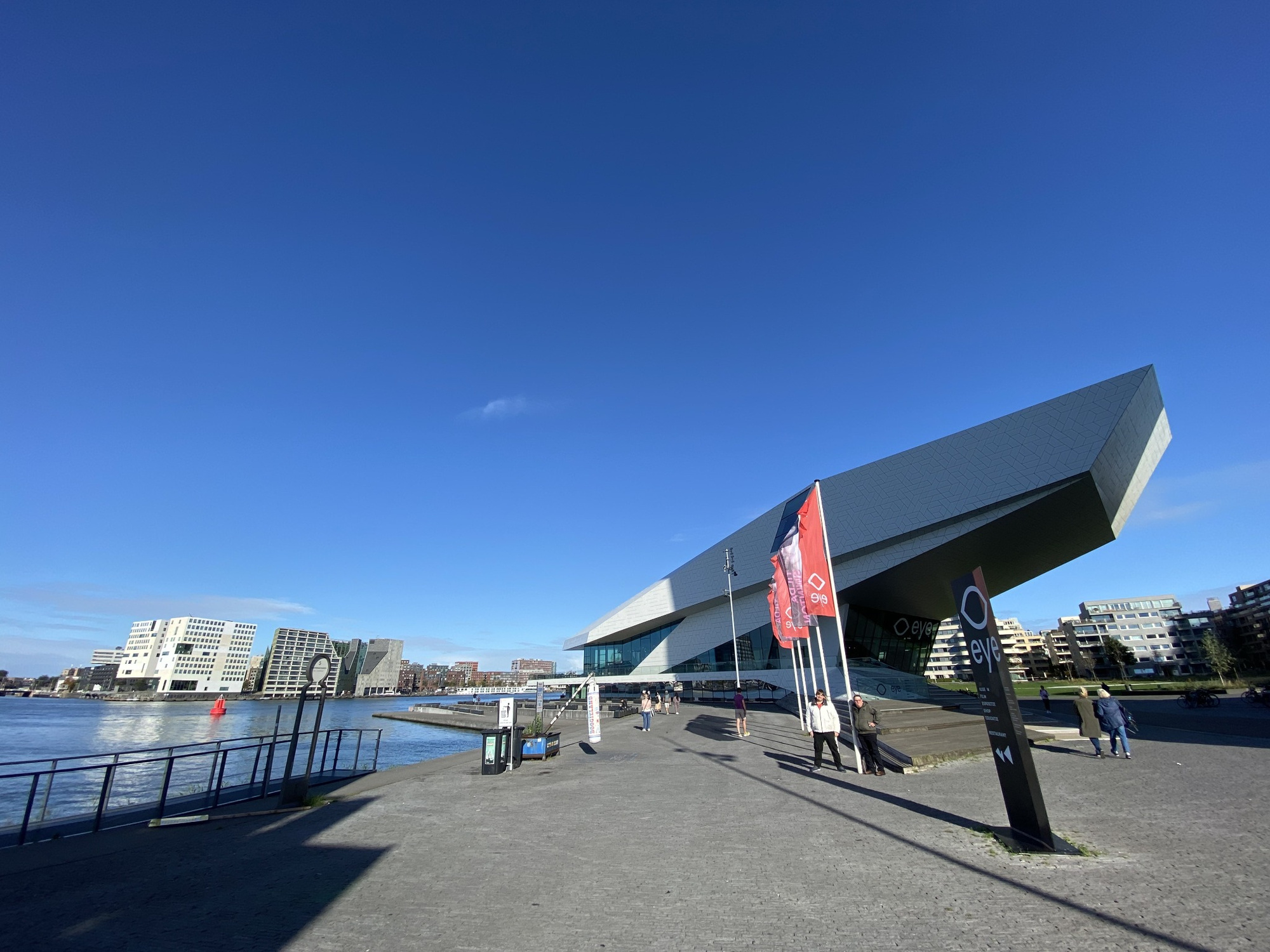 Het bijzondere gebouw van het Eye Filmmuseum in Amsterdam. Hier ontdek je alles over films en hoe ze worden gemaakt.